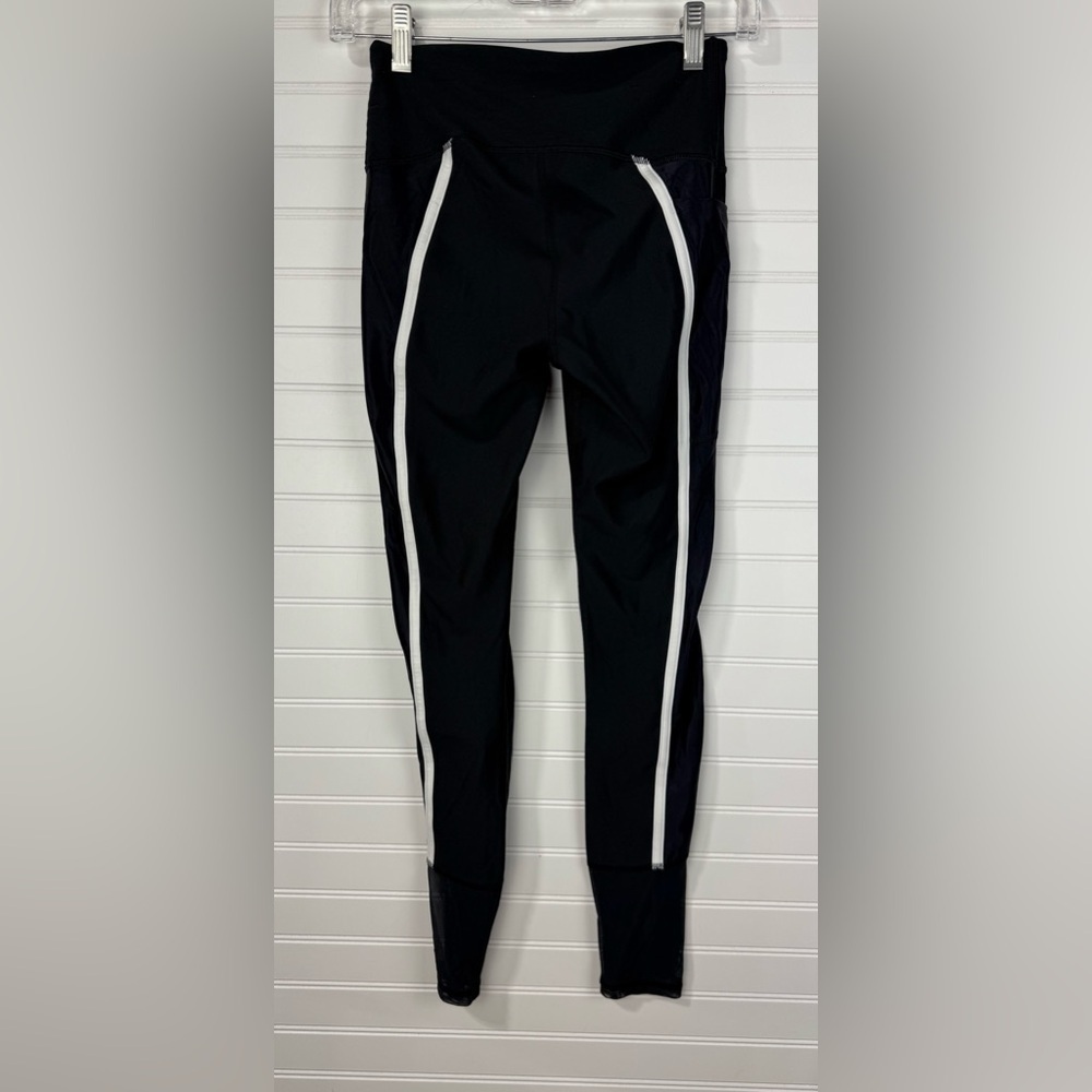 Under Armour women’s black & white Heat Gear compression leggings. Size M - Picture 2 of 5